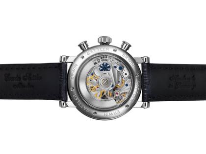 Erwin Sattler Chronograph II S Automatik Edelstahl 44mm weißes Zifferblatt schwarzes Lederband – Herrenuhren Chronograph aus Edelstahl. Das Gehäuse ist rund und silber. Das Lederarmband ist schwarz. Das Zifferblatt ist ein Index in silber. – Ansicht 2