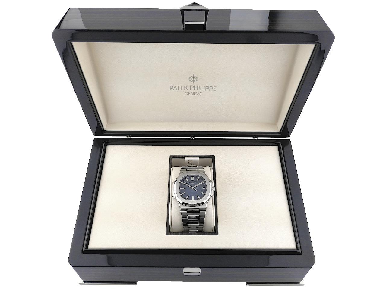 Juwelier Roller Patek Philippe Nautilus Automatik Edelstahl 40mm Metallband 5711/1A-010 Full Set mit Garantie Occasion Refurbished – Herrenuhren Uhr mit Datum aus Edelstahl. Das Gehäuse ist quadratisch und silber. Das Edelstahlarmband ist silber. Das Zifferblatt ist ein Index in blau. – Ansicht 7