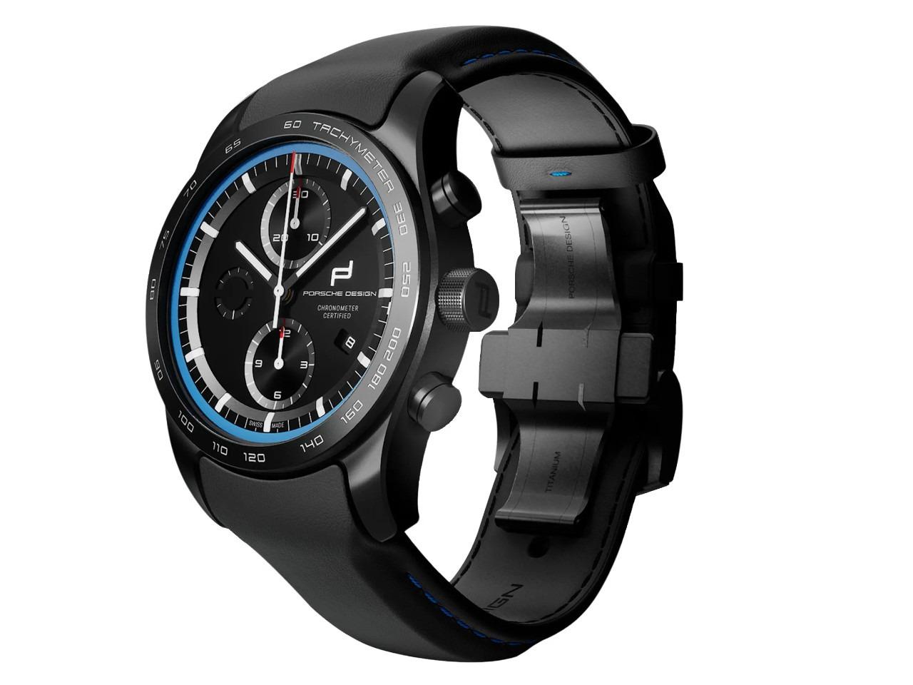 Porsche Design Custom Built Timepieces Watchmakers Choice "RivieraBlau" Chronograph Automatik Titan Schwarz 42mm schwarzes Zifferblatt schwarzes Lederband – Herrenuhren Chronograph aus Edelstahl, Leder, Titan und Titancarbid beschichtet. Das Gehäuse ist rund und schwarz. Das Lederarmband ist schwarz. Das Zifferblatt ist ein Index in schwarz. – Ansicht 2
