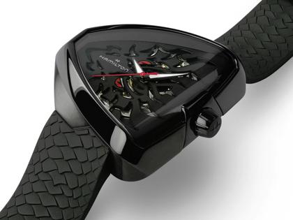 Hamilton Ventura Elvis80 Skeleton Dragon Auto Edelstahl PVD-Schwarz 42x45mm schwarzes Zifferblatt Kautschukband – Damenuhren Uhr ohne Datum aus Edelstahl, Kautschuk und PVD beschichtet. Das Gehäuse ist sonstige Form und schwarz. Das Kautschuk / Kunststoff / Silikon Armband ist schwarz. Das Zifferblatt ist ohne Zeichen und schwarz. – Ansicht 3