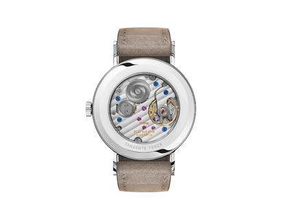 Nomos Glashütte Tangente 35 Nachtblau Handaufzug Edelstahl 35mm blaues Zifferblatt beiges Lederband Glasboden – Damenuhren Uhr ohne Datum aus Edelstahl und Leder. Das Gehäuse ist rund und silber. Das Lederarmband ist beige. Das Zifferblatt ist arabisch Index und blau. – Ansicht 2