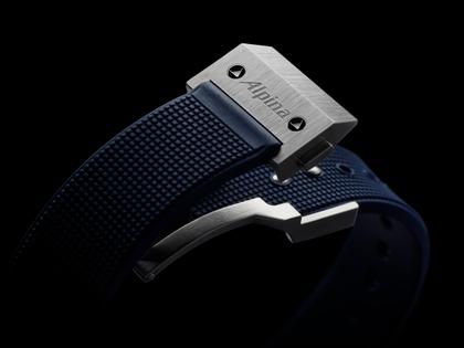 Alpina Alpiner Extreme Regulator Automatik Edelstahl 41mm graues Zifferblatt blaues Kautschukband – Herrenuhren Uhr ohne Datum aus Edelstahl und Kautschuk. Das Gehäuse ist rund und silber. Das Kautschuk / Kunststoff / Silikon Armband ist blau. Das Zifferblatt ist ein Index in grau. – Ansicht 4