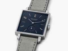 Nomos Glashütte Tetra Sinfonie Fidelio Handaufzug Edelstahl 29mm blaues Zifferblatt graues Lederband – Damenuhren Uhr ohne Datum aus Edelstahl. Das Gehäuse ist quadratisch und silber. Das Lederarmband ist grau. Das Zifferblatt ist arabisch Index und blau. – Ansicht 2