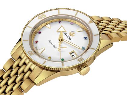 Rado Captain Cook Automatik Edelstahl gelbgold beschichtet 37 mm Marina Hoermanseder Edition – Damenuhren Uhr mit Datum aus Edelstahl, Leder und PVD beschichtet. Das Gehäuse ist rund und gelbgold. Das Edelstahlarmband ist gelbgold. Das Zifferblatt ist ein Index in weiß. – Ansicht 4
