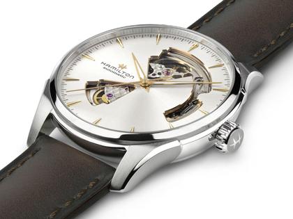 Hamilton Jazzmaster Open Heart Automatik Edelstahl 40mm silbernes Zifferblatt braunes Lederband – Herrenuhren Uhr ohne Datum aus Edelstahl und Leder. Das Gehäuse ist rund und silber. Das Lederarmband ist braun. Das Zifferblatt ist ein Index in silber. – Ansicht 2