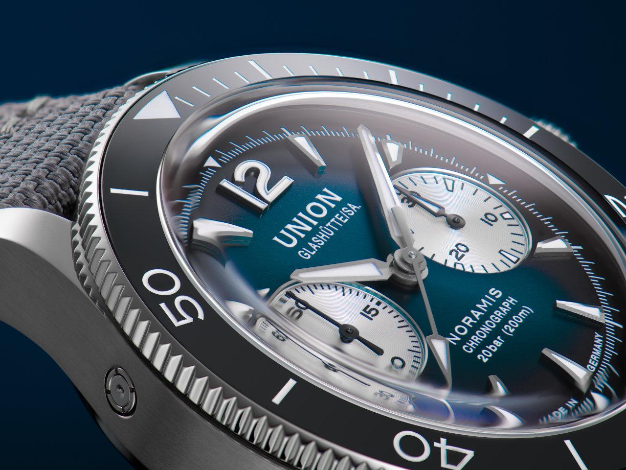 Union Glashütte Noramis Chronograph Sport Automatik Edelstahl 43mm grünes Zifferblatt graues Textilband – Herrenuhren Chronograph aus Edelstahl und Keramik. Das Gehäuse ist rund und silber. Das Textilarmband ist grau. Das Zifferblatt ist arabisch Index und türkis. – Ansicht 3