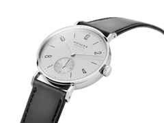 Nomos Glashütte Tangente 35 neomatik Platingrau Automatik Edelstahl 35mm graues Zifferblatt schwarzes Lederband Stahlboden – Damenuhren Uhr ohne Datum aus Edelstahl. Das Gehäuse ist rund und silber. Das Lederarmband ist schwarz. Das Zifferblatt ist arabisch Index und silber. – Ansicht 3