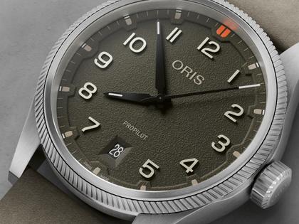 Oris ProPilot Date Automatik Edelstahl 41mm grünes Zifferblatt grünes Lederband – Herrenuhren Uhr mit Datum aus Edelstahl und Leder. Das Gehäuse ist rund und silber. Das Lederarmband ist grün. Das Zifferblatt ist arabisch und grün. – Ansicht 4
