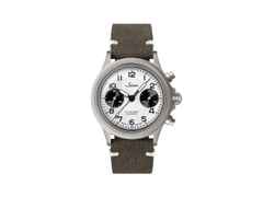 Sinn Spezialuhren 356 FLIEGER Klassik W Chronograph Automatik Edelstahl 38,5mm weißes Zifferblatt graues Lederband – Herrenuhren Chronograph aus Edelstahl und Leder. Das Gehäuse ist rund und grau. Das Lederarmband ist grau. Das Zifferblatt ist arabisch und weiß.