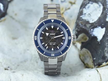 Rado Captain Cook  Keramik blau Plasmakeramik – Herrenuhren Uhr ohne Datum aus Keramik. Das Gehäuse ist rund und silber. Das Keramikarmband ist silber. Das Zifferblatt ist ein Index in schwarz. – Ansicht 6