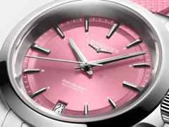 Longines Conquest Automatik Edelstahl 34mm rosafarbenes Zifferblatt rosafarbenes Kautschukband – Damenuhren Uhr mit Datum aus Edelstahl und Kautschuk. Das Gehäuse ist rund und silber. Das Kautschuk / Kunststoff / Silikon Armband ist rosa. Das Zifferblatt ist ein Index in rosa. – Ansicht 4