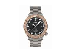 Sinn Spezialuhren T50 GBDR Automatik Titan 41mm schwarzes Zifferblatt Metallband – Herrenuhren Uhr mit Datum aus Bronze und Titan. Das Gehäuse ist rund und bronze. Das Titanarmband ist grau. Das Zifferblatt ist ein Index in schwarz.