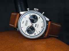 Union Glashütte Noramis Chronograph Gaisbergrennen 2023 Limitierte Edition Automatik Edelstahl 42mm silberfarbenes Zifferblatt schwarzes Lederband – Herrenuhren Chronograph aus Edelstahl. Das Gehäuse ist rund und silber. Das Lederarmband ist schwarz. Das Zifferblatt ist arabisch Index und silber. – Ansicht 6