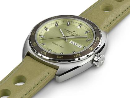 Hamilton American Classic Pan Europ Day Date Automatik Edelstahl 42 mm grünes Zifferblatt grünes Lederband – Herrenuhren Uhr mit Datum aus Edelstahl und Leder. Das Gehäuse ist rund und silber. Das Lederarmband ist grün. Das Zifferblatt ist ein Index in grün. – Ansicht 3
