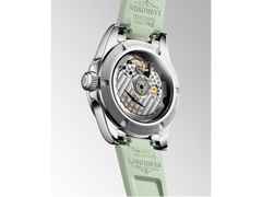 Longines Conquest Automatik Edelstahl 34mm grünes Zifferblatt grünes Kautschukband – Damenuhren Uhr mit Datum aus Edelstahl und Kautschuk. Das Gehäuse ist rund und silber. Das Kautschuk / Kunststoff / Silikon Armband ist grün. Das Zifferblatt ist ein Index in grün. – Ansicht 3