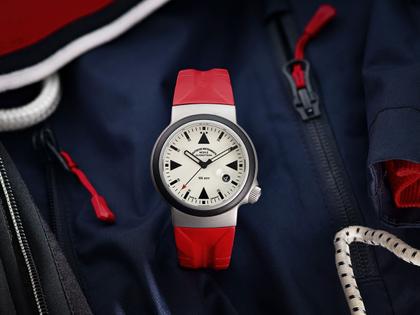 Mühle Glashütte S.A.R. Rescue-Timer LUMEN Automatik 42mm beiges Zifferblatt rotes Kautschukband – Herrenuhren Uhr mit Datum aus Edelstahl und Kautschuk. Das Gehäuse ist rund und silber. Das Kautschuk / Kunststoff / Silikon Armband ist rot. Das Zifferblatt ist ein Index in weiß. – Ansicht 2
