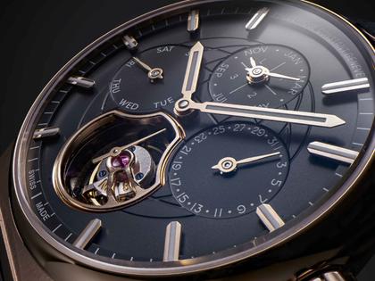 Frederique Constant Highlife Tourbillon Perpetual Calendar Manufacture Automatik Roségold 41mm blaues Zifferblatt blaues Lederband – Herrenuhren Uhr mit Kalender aus 750 Rotgold, Kautschuk und Leder. Das Gehäuse ist rund und roségold. Das Lederarmband Kroko / Alligator ist blau. Das Zifferblatt ist ein Index in blau. – Ansicht 4