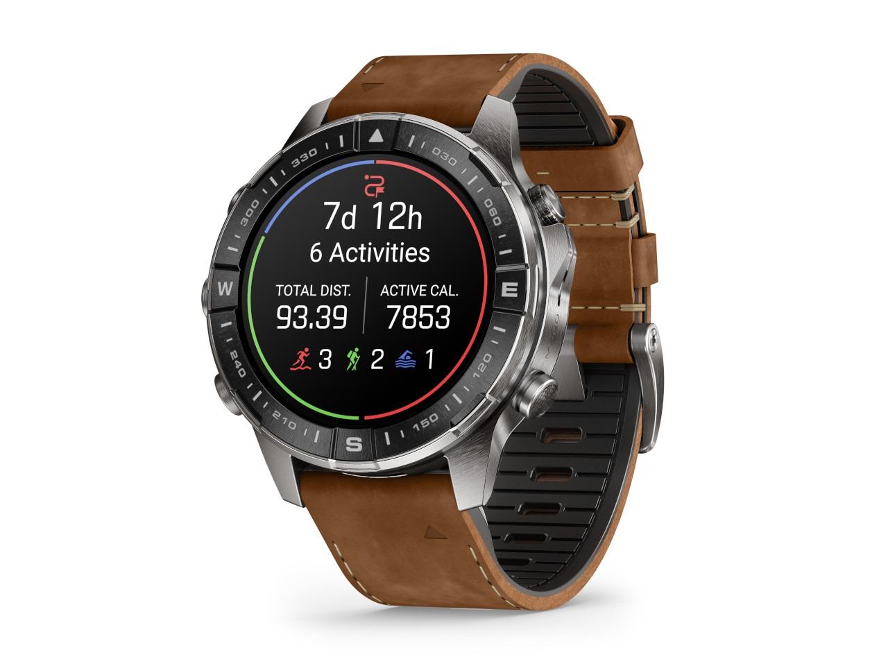 Garmin MARQ Adventurer Gen 3 Titan 47mm digitales Display braunes Lederband – Herrenuhren Uhr Multifunktion aus Keramik, Leder und Titan. Das Gehäuse ist rund und grau. Das Lederarmband ist braun. Der Zifferblatt ist digital. – Ansicht 2