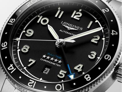 Longines Spirit Zulu Time Automatik Edelstahl 42mm mattschwarzes Zifferblatt Metallband – Herrenuhren Uhr mit Datum aus Edelstahl und Keramik. Das Gehäuse ist rund und silber. Das Edelstahlarmband ist silber. Das Zifferblatt ist arabisch und schwarz. – Ansicht 2