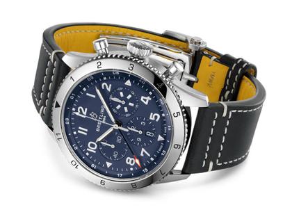 Breitling Super Avi B04 Chronograph GMT 46 Tribute to Vought F4U Corsair Automatik Edelstahl blaues Zifferblatt schwarzes Lederband – Herrenuhren Chronograph aus Edelstahl. Das Gehäuse ist rund und silber. Das Lederarmband ist schwarz. Das Zifferblatt ist arabisch und blau. – Ansicht 3