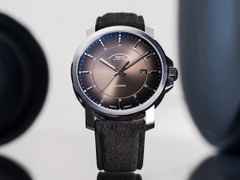 Mühle Glashütte 29er Casual Automatik Edelstahl 42,4mm braunes Zifferblatt braunes Lederband – Herrenuhren Uhr mit Datum aus Edelstahl und Leder. Das Gehäuse ist rund und silber. Das Lederarmband ist braun. Das Zifferblatt ist ein Index in braun. – Ansicht 4