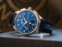 Union Glashütte Belisar Chronograph Mondphase Automatik Edelstahl 42mm blaues Zifferblatt blaues Lederband – Herrenuhren Chronograph aus 750 Rotgold, Edelstahl und Leder. Das Gehäuse ist rund und silber. Das Lederarmband ist blau. Das Zifferblatt ist arabisch Index und blau. – Ansicht 3