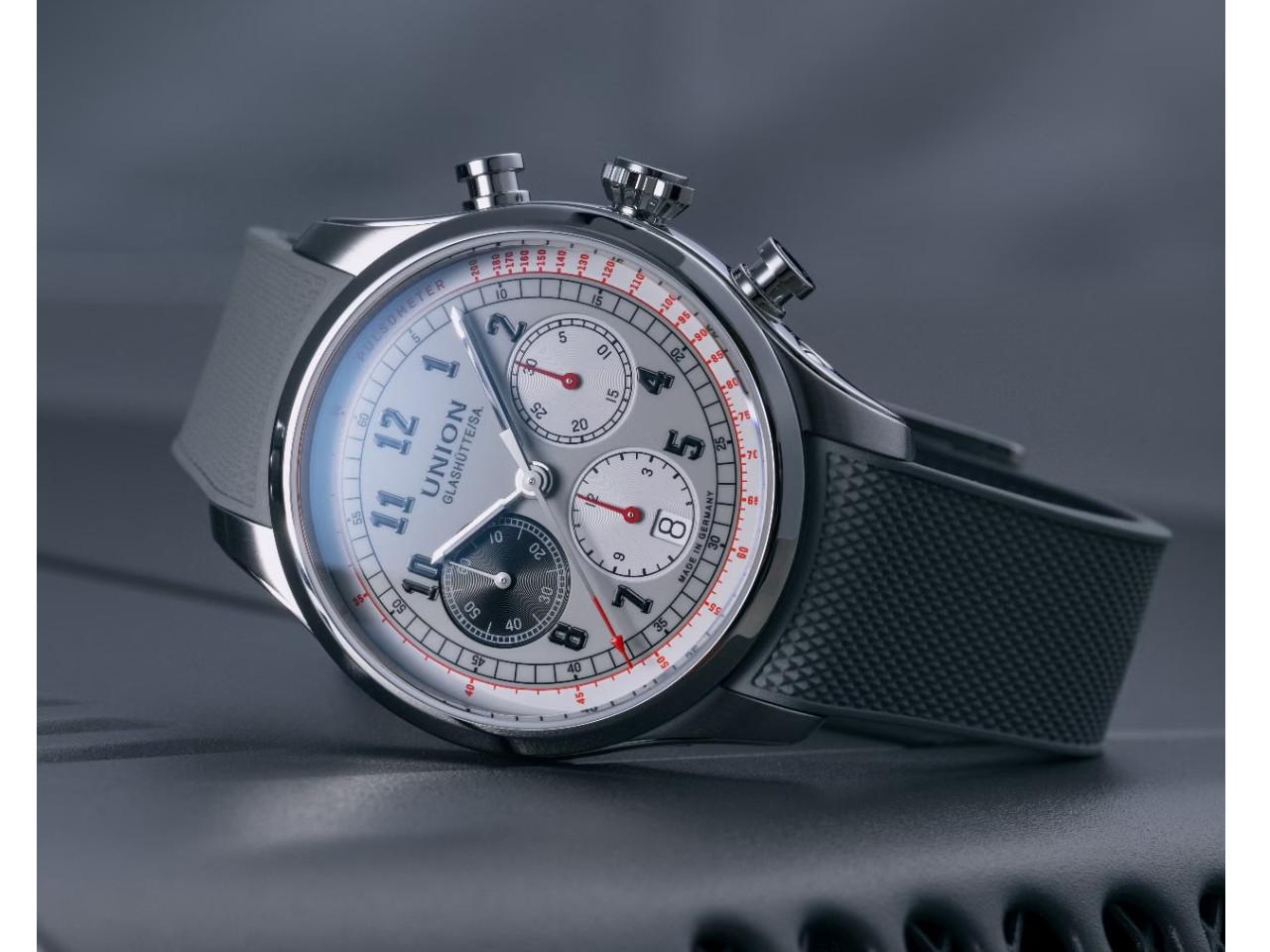 Union Glashütte Belisar Chronograph Automatik Edelstahl 44mm graues Zifferblatt graues Kautschukband – Herrenuhren Chronograph aus Edelstahl und Kautschuk. Das Gehäuse ist rund und silber. Das Kautschuk / Kunststoff / Silikon Armband ist grau. Das Zifferblatt ist arabisch und grau. – Ansicht 2
