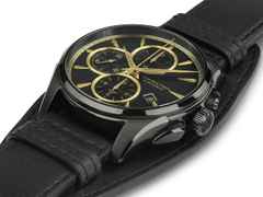 Hamilton Jazzmaster Auto Chrono Edelstahl PVD-Schwarz 42mm schwarz-goldenes Zifferblatt schwarzes Lederband – Herrenuhren Chronograph aus Edelstahl, Leder und PVD beschichtet. Das Gehäuse ist rund und schwarz. Das Lederarmband ist schwarz. Das Zifferblatt ist ein Index in schwarz. – Ansicht 2