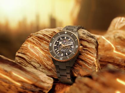 Rado Captain Cook High-Tech Ceramic Skeleton Automatik Keramik 43mm graues Zifferblatt olivgrünes Keramikband – Herrenuhren Uhr ohne Datum aus Edelstahl, Keramik, PVD beschichtet und Titan. Das Gehäuse ist rund und grau. Das Keramikarmband ist grau. Das Zifferblatt ist ein Index in grau. – Ansicht 8