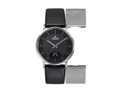 Junghans Milano Mega Solar Funkuhr Edelstahl 39mm schwarzes Zifferblatt schwarzes Lederband – Herrenuhren Uhr mit Datum aus Edelstahl. Das Gehäuse ist rund und silber. Das Lederarmband ist schwarz. Das Zifferblatt ist ein Index in schwarz.
