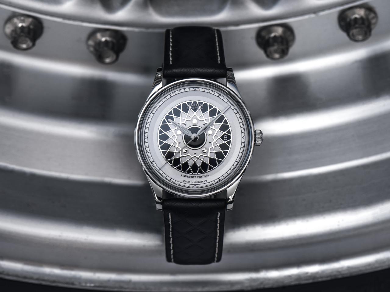Union Glashütte Noramis Datum Deutschland Klassik 2024 Limitierte Edition Automatik Edelstahl 40mm Felgendesign Zifferblatt schwarzes Lederband – Herrenuhren Uhr mit Datum aus Edelstahl und Leder. Das Gehäuse ist rund und silber. Das Lederarmband ist schwarz. Das Zifferblatt ist ohne Zeichen und schwarz. – Ansicht 9