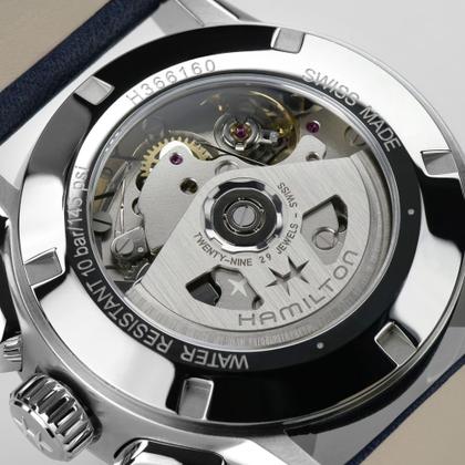 Hamilton Jazzmaster Performer Auto Chrono Edelstahl 42mm dunkelblaues Zifferblatt dunkelblaues Lederband – Herrenuhren Chronograph aus Edelstahl und Leder. Das Gehäuse ist rund und silber. Das Lederarmband ist blau. Das Zifferblatt ist arabisch Index und blau. – Ansicht 4