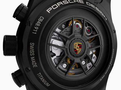 Porsche Design Custom Built Timepieces Watchmakers Choice "RivieraBlau" Chronograph Automatik Titan Schwarz 42mm schwarzes Zifferblatt schwarzes Lederband – Herrenuhren Chronograph aus Edelstahl, Leder, Titan und Titancarbid beschichtet. Das Gehäuse ist rund und schwarz. Das Lederarmband ist schwarz. Das Zifferblatt ist ein Index in schwarz. – Ansicht 4