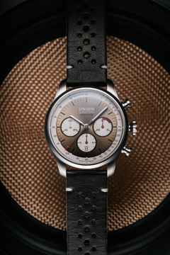 Union Glashütte Belisar Chronograph Silvretta Classic 2024 Limitierte Edition Automatik Edelstahl 44mm bronzefarbenes Zifferblatt schwarzes Lederband und Edelstahlband – Herrenuhren Chronograph aus Edelstahl und Leder. Das Gehäuse ist rund und silber. Das Lederarmband ist schwarz. Das Zifferblatt ist arabisch Index und braun. – Ansicht 8