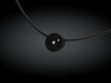 André Ribeiro Halsreif mit Anhänger Kreis Kautschuk mit Brillanten 0,04ct – Halsschmuck Collier aus 750 Weißgold, Edelstahl, Kautschuk und und .