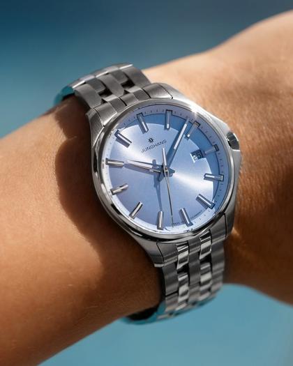 Junghans Meister S Quarz Edelstahl 35mm blaues Zifferblatt Metallband – Damenuhren Uhr mit Datum aus Edelstahl. Das Gehäuse ist rund und silber. Das Edelstahlarmband ist silber. Das Zifferblatt ist ein Index in blau. – Ansicht 3