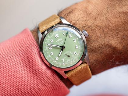 Oris Big Crown Pointer Date Calibre 403 Automatik Edelstahl 40mm grünes Zifferblatt braunes Lederband – Herrenuhren Uhr mit Datum aus Edelstahl und Leder. Das Gehäuse ist rund und silber. Das Lederarmband ist braun. Das Zifferblatt ist arabisch und grün. – Ansicht 5