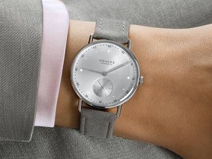 Nomos Glashütte Metro 33 All Silver Handaufzug Edelstahl 33mm silbernes Zifferblatt graues Lederband Stahlboden – Damenuhren Uhr ohne Datum aus Edelstahl und Leder. Das Gehäuse ist rund und silber. Das Lederarmband ist grau. Das Zifferblatt ist ein Index in silber. – Ansicht 4