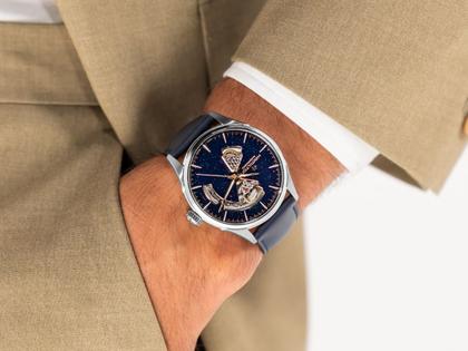 Hamilton Jazzmaster Open Heart Automatik Edelstahl 42mm blaues Zifferblatt blaues Lederband – Herrenuhren Uhr ohne Datum aus Edelstahl. Das Gehäuse ist rund und silber. Das Lederarmband ist blau. Das Zifferblatt ist ein Index in blau. – Ansicht 5