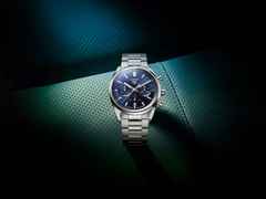 TAG Heuer Carrera Chronograph Automatik Edelstahl 42mm blaues Zifferblatt Metallband – Herrenuhren Chronograph aus Edelstahl und Keramik. Das Gehäuse ist rund und silber. Das Edelstahlarmband ist silber. Das Zifferblatt ist ein Index in blau. – Ansicht 2