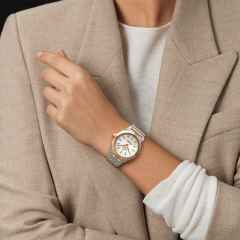 Breitling Chronomat Automatic 36 Edelstahl weißes Zifferblatt zweifarbiges Metallband – Damenuhren Uhr mit Datum aus 750 Rotgold und Edelstahl. Das Gehäuse ist rund und silber-roségold. Das Edelstahlarmband mit Gold ist silber-roségold. Das Zifferblatt ist ein Index in weiß. – Ansicht 4