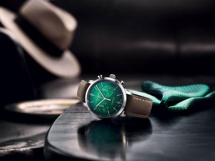 Glashütte Original Sixties Chronograph Automatik Edelstahl 42mm grünes Zifferblatt braunes Lederband – Herrenuhren Chronograph aus Edelstahl. Das Gehäuse ist rund und silber. Das Lederarmband ist braun. Das Zifferblatt ist arabisch Index und grün. – Ansicht 5