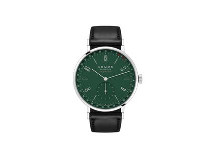 Nomos Glashütte Tangente neomatik 38 Update Waldgrün Automatik Edelstahl 38mm grünes Zifferblatt schwarzes Lederband – Herrenuhren Uhr mit Datum aus Edelstahl und Leder. Das Gehäuse ist rund und silber. Das Lederarmband ist schwarz. Das Zifferblatt ist arabisch Index und grün.