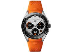 TAG Heuer Connected Calibre E5 Smartwatch Edelstahl 45mm digitales Zifferblatt orangefarbenes Kautschukband – Herrenuhren Uhr Multifunktion aus Edelstahl und Keramik. Das Gehäuse ist rund und silber. Das Kautschuk / Kunststoff / Silikon Armband ist orange. Der Zifferblatt ist digital.