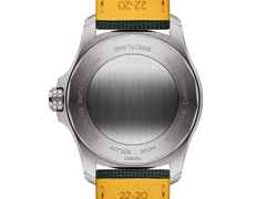 Breitling Avenger Automatik 42 Edelstahl grünes Zifferblatt dunkelgrünes Lederband – Herrenuhren Uhr mit Datum aus Edelstahl und Leder. Das Gehäuse ist rund und silber. Das Lederarmband ist grün. Das Zifferblatt ist ein Index in grün. – Ansicht 4