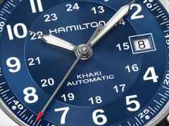Hamilton Khaki Field Automatik Edelstahl 42mm blaues Zifferblatt braunes Lederband – Herrenuhren Uhr ohne Datum aus Edelstahl und Leder. Das Gehäuse ist rund und silber. Das Lederarmband ist braun. Das Zifferblatt ist arabisch und blau. – Ansicht 4