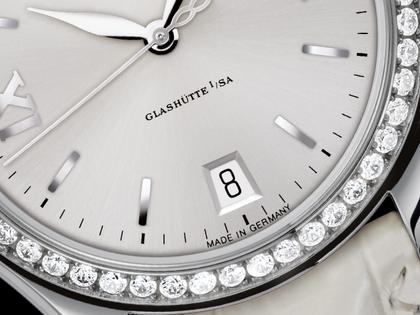 Glashütte Original Lady Serenade Automatik Edelstahl 36mm silberfarbenes Zifferblatt mit Brillanten beiges Lederband – Damenuhren Uhr mit Datum aus Edelstahl. Das Gehäuse ist rund und silber. Das Lederarmband Kroko / Alligator ist weiß. Das Zifferblatt ist römisch Index und silber. – Ansicht 2