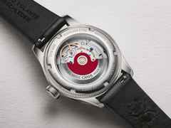 Oris Big Crown Bullseye Automatik Edelstahl 38mm weißes Zifferblatt schwarzes Lederband – Herrenuhren Uhr mit Datum aus Edelstahl und Leder. Das Gehäuse ist rund und silber. Das Lederarmband ist schwarz. Das Zifferblatt ist arabisch und weiß. – Ansicht 5