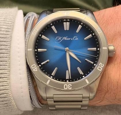 H. Moser & Cie. Pioneer Centre Seconds Fumé Blau Automatik Edelstahl 42,8mm blaues Zifferblatt Metallband – Herrenuhren Uhr ohne Datum aus Edelstahl. Das Gehäuse ist rund und silber. Das Edelstahlarmband ist silber. Das Zifferblatt ist ein Index in blau. – Ansicht 3