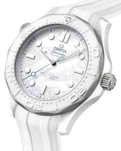 Omega Seamaster Diver 300M Automatik Keramik Titan 43,5mm Milano Cortina 2026 weißes Zifferblatt weißes Kautschukband – Herrenuhren Uhr ohne Datum aus Keramik und Titan. Das Gehäuse ist rund und weiß. Das Kautschuk / Kunststoff / Silikon Armband ist weiß. Das Zifferblatt ist ein Index in weiß. – Ansicht 3